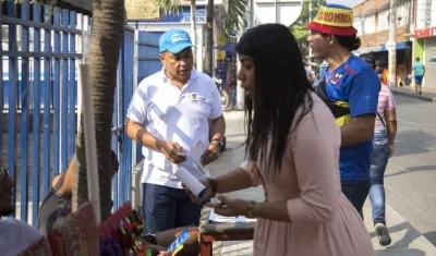 Funcionarios de la Gobernación promoviendo la campaña en las calles de Malambo.