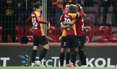 Falcao celebra con sus compañeros.