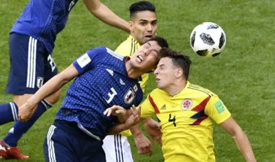 Santiago Arias sufre un fuerte golpe en la cabeza al disputar un balón. 