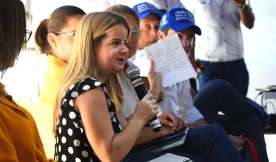 La Gobernadora Elsa Noguera dirigiéndose a los habitantes de Luruaco.