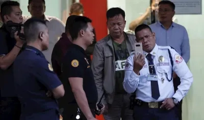 Autoridades hablando con el hombre armado.