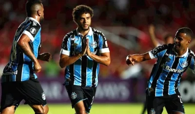 Jugadores de Gremio celebrando el gol de Víctor Ferraz (centro). 