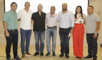 Los nuevos delegados con el Director de la CRA y el representante de la Gobernación.