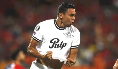 El colombiano Daniel Bocanegra festeja la apertura del marcador ante el DIM.