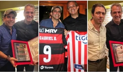 Alejandro y Antonio Char intercambian regalos con Luis Eduardo Baptista.