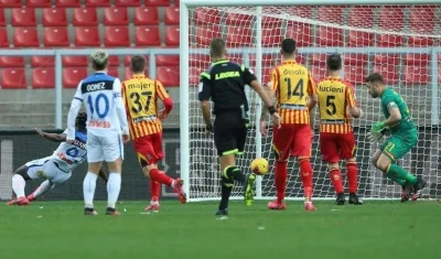 Duván Zapata marca un gol ante unas tribunas vacías. 