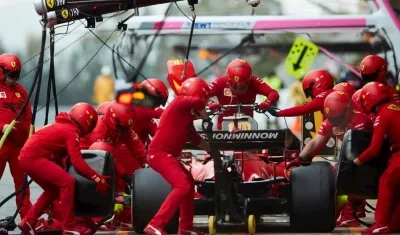 Escudería Ferrari en los pits durante unos entrenamientos.