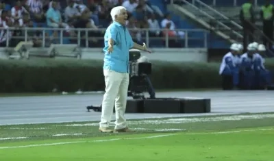 Julio Comesaña en plena acción durante el partido.
