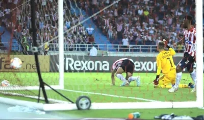 Acción del gol del descuento de Teófilo Gutiérrez.