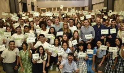 Alcalde con estudiantes del Distrito.