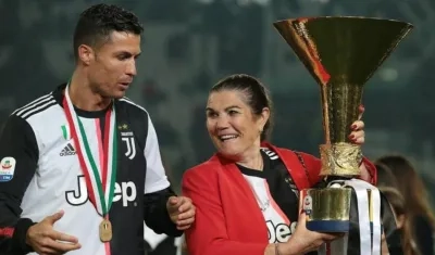 Cristiano Ronaldo al lado de su madre Dolores Aveiro. 