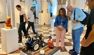 Visitantes apreciando las obras de la exhibición.