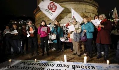 Simpatizantes del partido Fuerza Alternativa Revolucionaria del Común (FARC) protestan este martes contra el asesinato de exguerrilleros que se acogieron al acuerdo de paz y de los que han sido asesinados 186, en Bogotá.