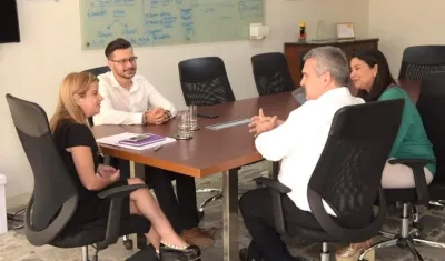 La Gobernadora, Elsa Noguera, y la Secretaria de Infraestructura, Nury Logreira, con los asesores del Invías.