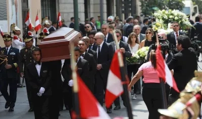 Líderes políticos, familiares y amigos asisten este viernes al velatorio del diplomático y político peruano Javier Pérez de Cuéllar.