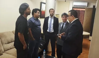 Ronaldinho y su hermano hablan con uno de los funcionarios. 