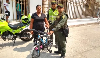 Entrega de la bicicleta a la mujer afectada.