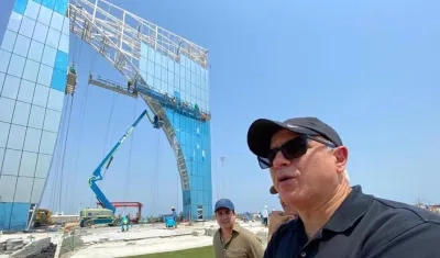 El empresario Christian Daes inspeccionando los trabajos.