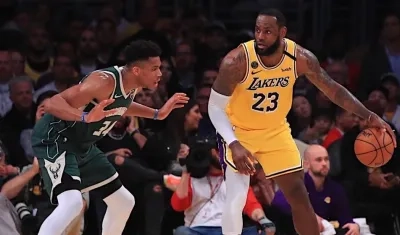 Giannis Antetokounmpo no logró parar a LeBron James. 