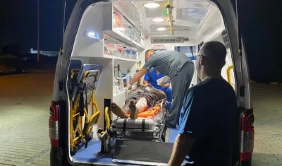 Pescador auxiliado por la Armada Nacional.