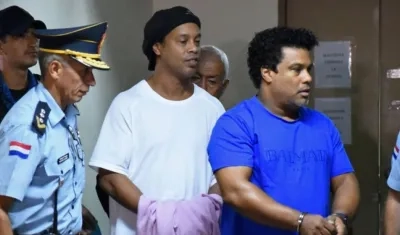 Ronaldinho y su hermano llegando a la audiencia.