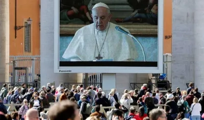 En la plaza de San Pedro, que normalmente está abarrotada los domingos con miles de fieles, esta vez solo se podían contar varios cientos entre fieles y turistas.