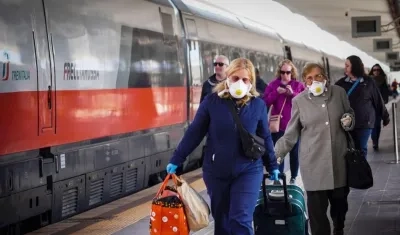 Usuarios del transporte protegidos con tapabocas, acogiendo las recomendaciones de las autoridades italianas.