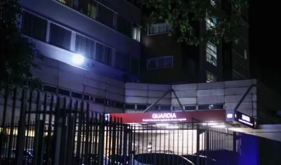 Vista exterior este domingo del Hospital Cosme Argerich donde este sábado se confirmo el fallecimiento del primer argentino por Coronavirus.