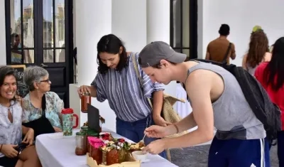 Asistentes disfrutando de los platos.