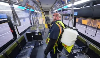 Un hombre fumiga dentro del transporte público en Seattle.