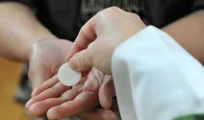 "La comunión eucarística debe recibirse en la mano", es una de las recomendaciones del Episcopado.