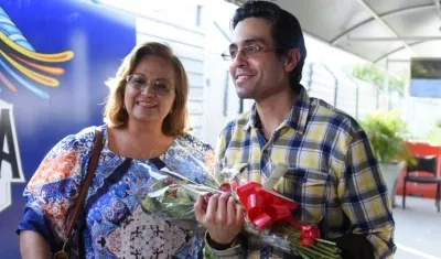 Martha Díaz y su hijo Andrés, quien llegó de China.