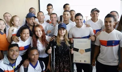 Gobernadora Elsa Noguera y estudiantes.