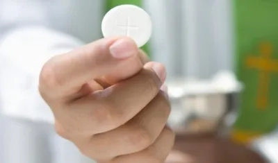 La recomendación es recibir la comunión en la mano.