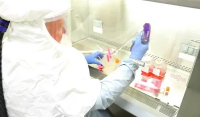 Investigadores trabajan en el desarrollo de una vacuna.