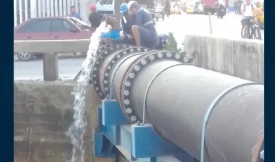 Operarios de la Triple A en la reparación del daño.