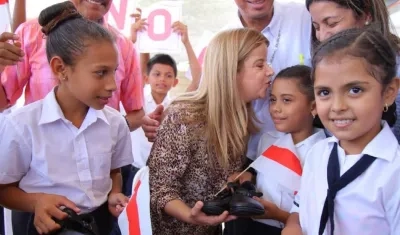 Gobernadora Elsa Noguera con niños de colegios de municipios del Atlántico.