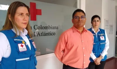 El Secretario encargado de Salud del Distrito y miembros de la Cruz Roja.