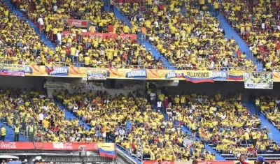 Ambiente de eliminatorias en el estadio Metropolitano.