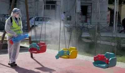 En muchos países, gobiernos desinfectan los parques.