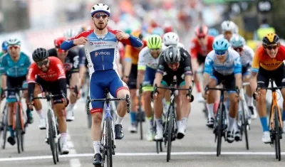 Niccoló Bonifazio celebra su victoria en la meta. 