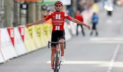 Tiesj Benoot se impone en la línea de meta. 