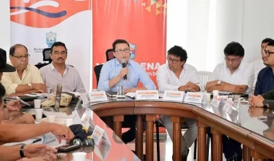 El Gobernador Carlos Caicedo anunciando las medidas.