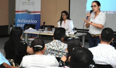 Las Secretarias de Educación, Catalina Ucrós, y de Agua Potable, Lady Ospina, socializando las medidas.