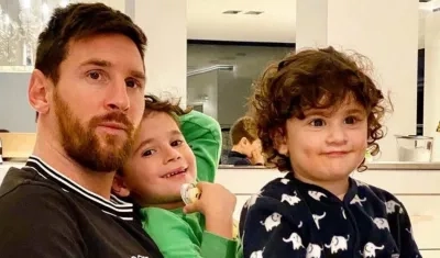 Lionel Messi, jugador argentino, con sus hijos. 