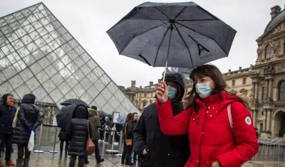 Afueras del museo Louvre en París.