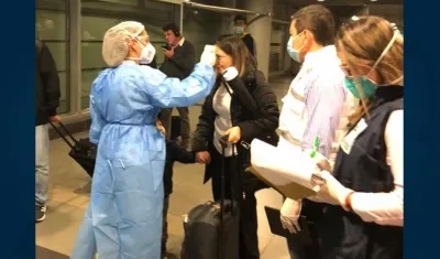 El escaso personal asignado para el control de los pasajeros en El Dorado.