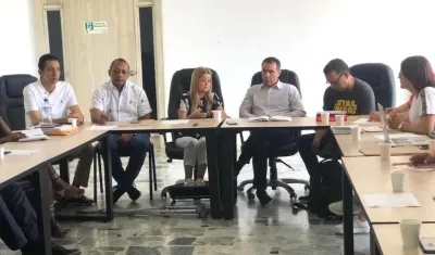 La Gobernadora, Elsa Noguera, y el Rector (e) Jorge Restrepo, presidiendo la reunión.