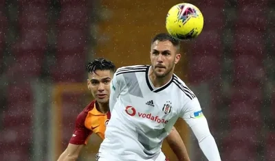 Falcao García disputa la pelota con Víctor Ruiz. 