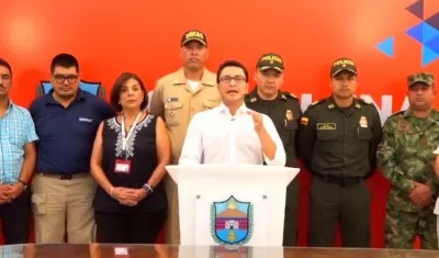 El Gobernador Carlos Caicedo explicando las medidas.